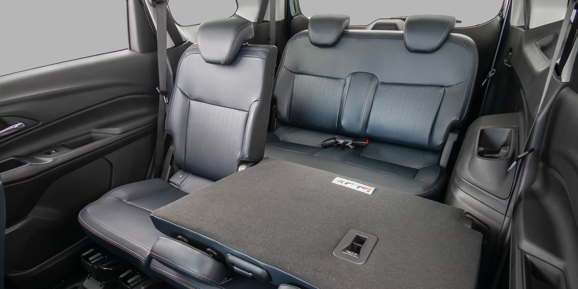 Banco traseiro da Chevrolet Spin rebatido, ampliando o espaço para bagagens