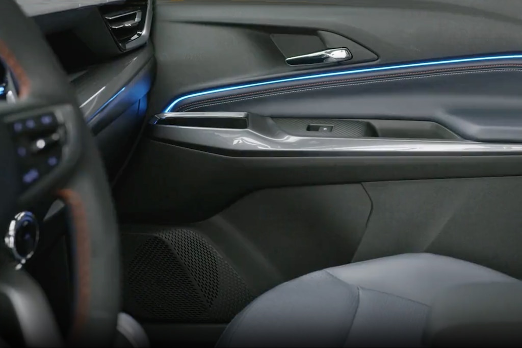 Painel e interior do Chevrolet Spin 2026 com iluminação em LED RGB
